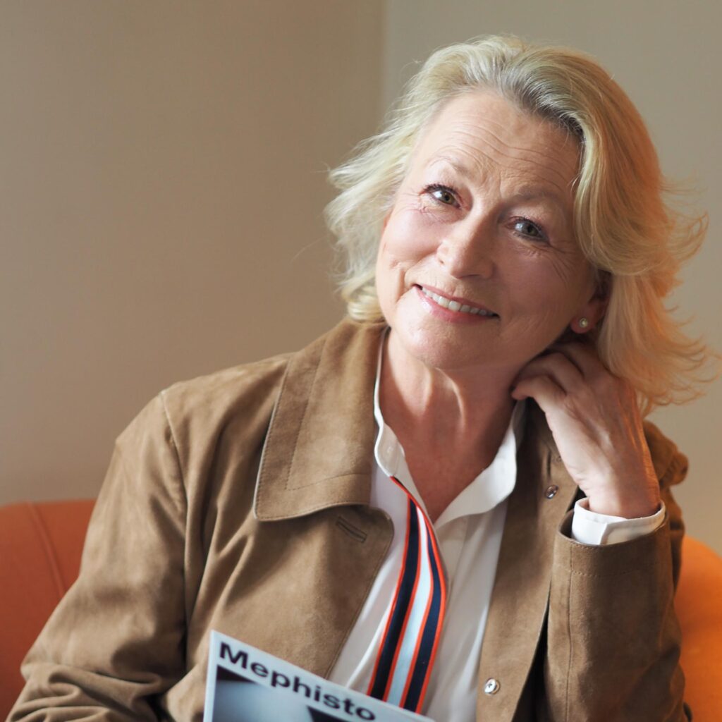 Decorative image of Dr. Beate Brenner 6