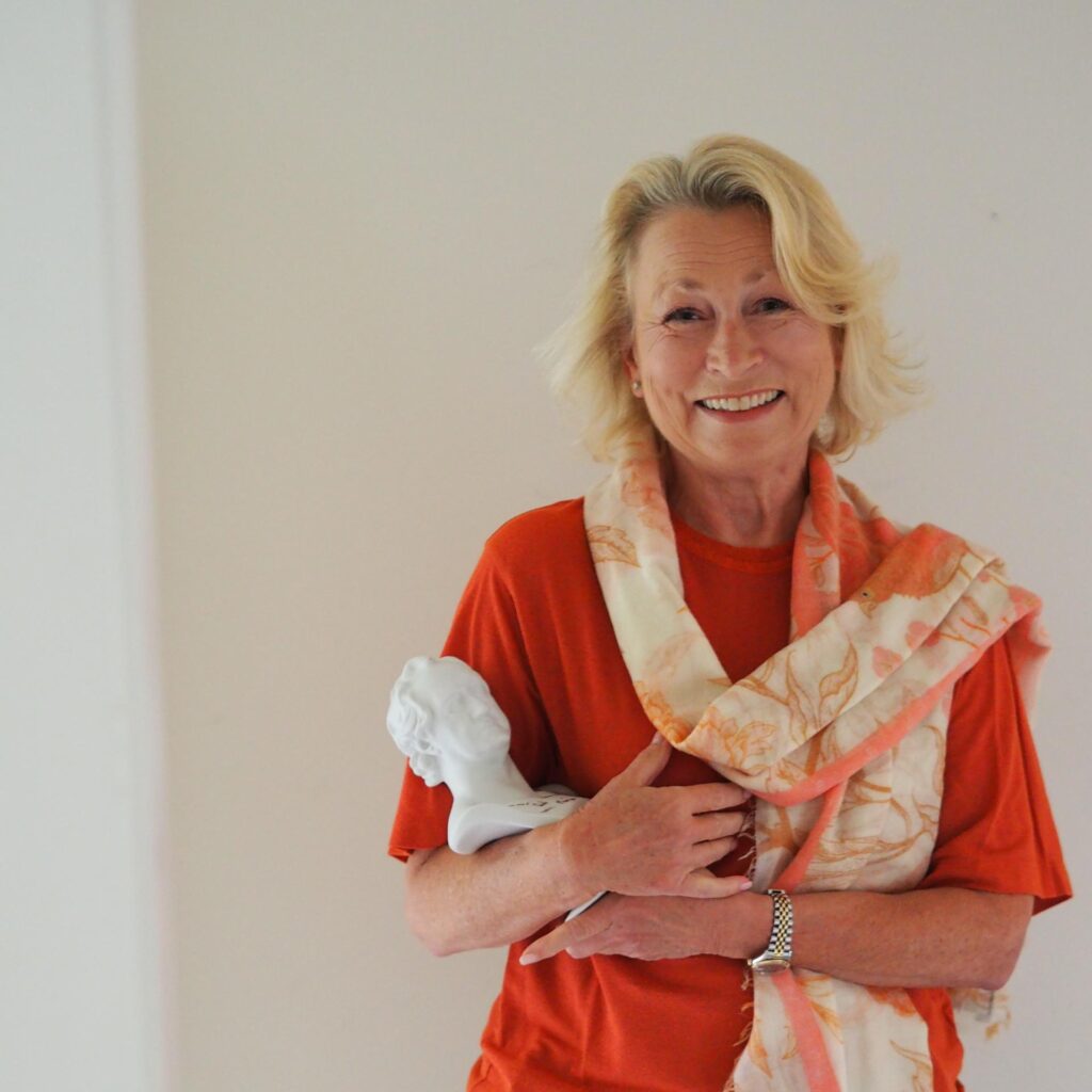 Decorative Image of Dr. Beate Brenner 3