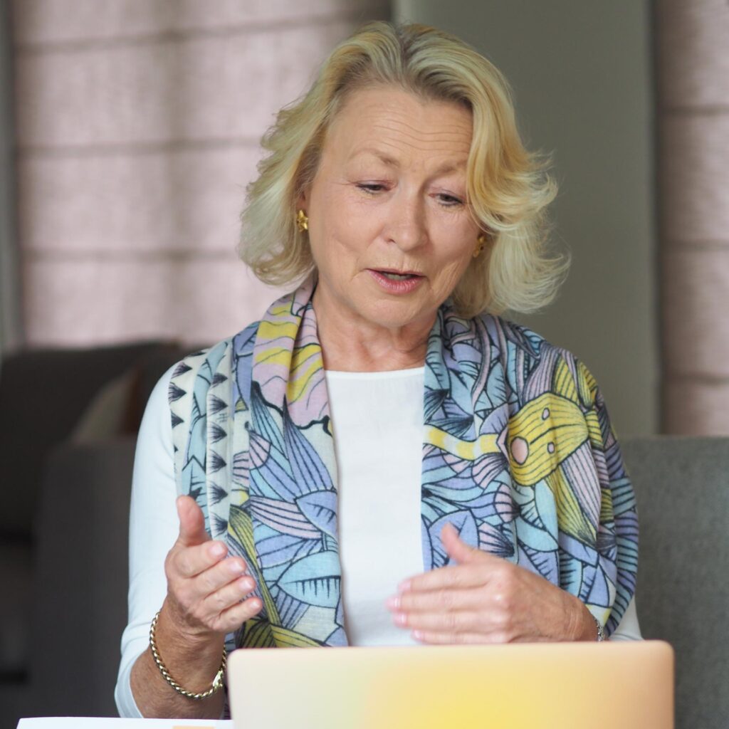 Decorative image of Dr. Beate Brenner 5